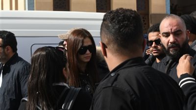 ياسمين عبد العزيز تلغي جنازة والدها وأحمد العوضي يساندها (صور) 