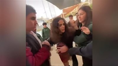 والدة الطالبة المتهمة في مشاجرة مدرسة التجمع: بنتي رد فعل وبحالة دفاع عن النفس 