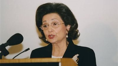 سوزان مبارك تعود إلى الواجهة من جديد مع «القراءة للجميع» 