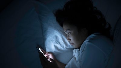 الصحة تحذر من تجنب استخدام الهاتف قبل النوم بـ 30 دقيقة لهذا السبب 