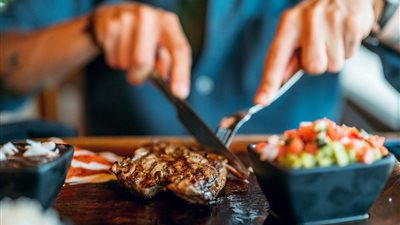 اللحوم الحمراء قد تزيد من خطر الإصابة بسرطان القولون.. دراسة توضح