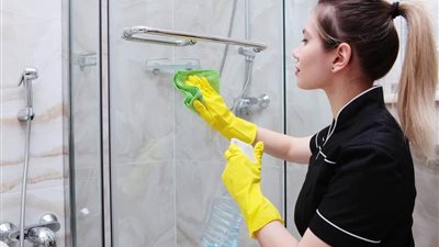 بمكون واحد فقط.. أسهل 4 خطوات للتخلص من البقع الجيرية من زجاج الدش
