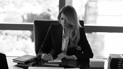 ميلانيا ترامب تثير الجدل بإطلالة رجالية (صور)