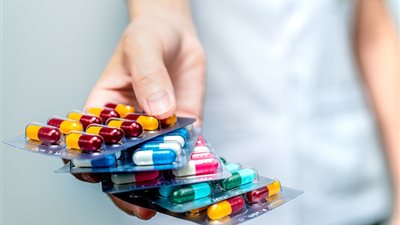 الصحة تكشف أخطاء شائعة عند استخدام المضادات الحيوية