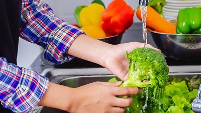  عشان تبقى آمنة على أسرتك.. إليك 10 خطوات مهمة لغسل الخضراوات الورقية 