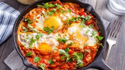 لإفطار صحي ولذيذ.. طريقة عمل الشكشوكة بالبيض