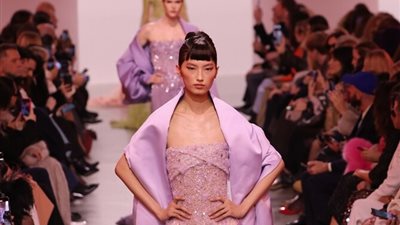 إيلي صعب وزهير مراد نجما أسبوع الموضة في باريس 2025 بإطلالات ربيعية مرصعة بالجواهر 