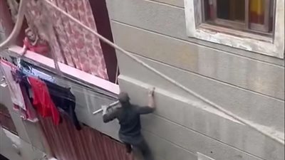 بيجري على الحيطة.. قصة سبايدرمان شبرا الذي تسلق الجدارن وخطف الأنظار 