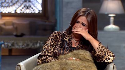 السر وراء غياب ياسمين عبد العزيز عن عزاء والدها 