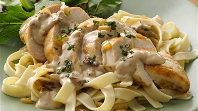 طريقة عمل المكرونة بالصوص الأبيض والدجاج