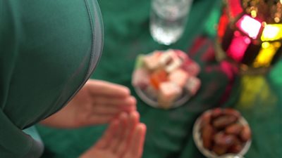 ما حكم استئذان المرأة زوجها في قضاء ما أفطرته من صيام رمضان؟ «الإفتاء تُجيب»