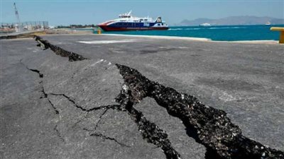 الهزات الغامضة مستمرة في جزيرة سانتوريني اليونانية.. و6 آلاف من سكانها فروا