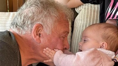 الملك عبد الله يداعب حفيدته الأميرة إيمان بصورة مؤثرة 