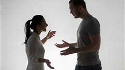 زوجي يريدني أن أضيق ملابسي أمام الناس.. هل هذا طبيعي؟