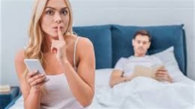 زوجتي تكلم حبيبها السابق وندمت.. هل أطلقها؟