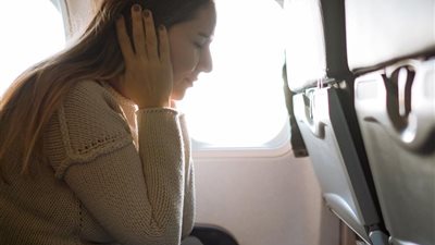  التهاب الأذن الناجم عن السفر بالطائرة.. إليك الأسباب والمخاطر ونصائح للوقاية