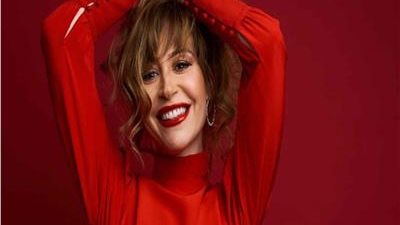 منة شلبي تثير الجدل بصورة غامضة بعيد الحب.. وتفجر مفاجأة عن أحمد السعدني 