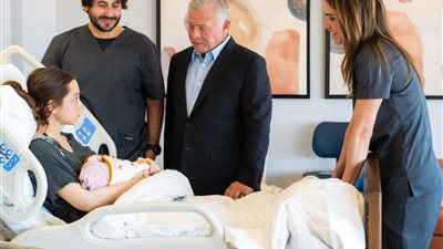 الملكة رانيا تحتفل بقدوم حفيدتها الأولى «أمينة» 