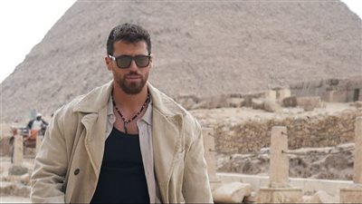 جان يامان يشعل إعجاب فتيات منصات التواصل بعد زيارته للأهرامات 