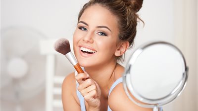 لصاحبات البشرة الدهنية.. خطوات  تطبيق  مكياج نهاري خفيف