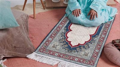 تفسير حلم سجادة الصلاة وعلاقته بزيارة بيت الله الحرام