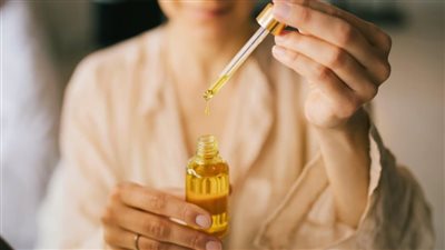 لأصحاب الشعر الكيرلي.. 5 زيوت طبيعية للعناية بالشعر الجاف