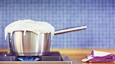 لربات البيوت.. 5 حيل مذهلة لمنع اللبن من الفوران أثناء الغليان