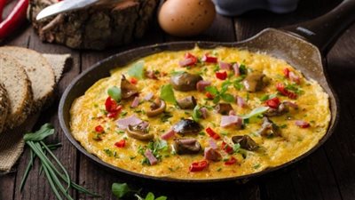  لإفطار صحي ولذيذ .. طريقة عمل عجة البيض بالخضار والموزاريلا