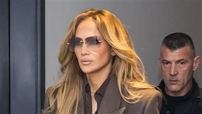 جينيفر لوبيز تتألق باللون البني الشوكولاتي في دبي (صور) 