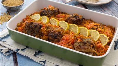أكلات رمضان 2025.. طريقة تحضير طاجن السمك بالفريك بخطوات بسيطة 