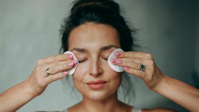  5 طرق لإزالة الماسكارا المقاوِمة للماء بسهولة دون الإضرار بالرموش