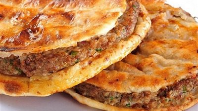 لسفرة رمضان 2025.. طريقة تحضير الحواوشي بالسجق بخطوات بسيطة 