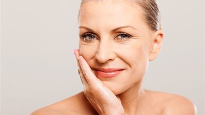 هتساعدك علي إخفاء التجاعيد.. 8 نصائح  للحصول على مكياج متوهّج بعد سن الخمسين