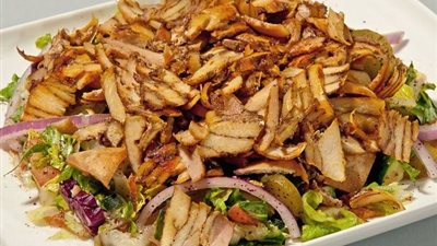 صحية ولذيذة .. طريقة عمل شاورما الفراخ بالخضار 