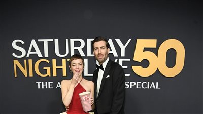 إيما ستون تتصدر التريند بإكسسوار الفشار وقصة شعر الرجال (صور)