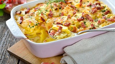 صحي ولذيذ .. طريقة عمل طاجن البطاطس بالجبن في مطبخك 