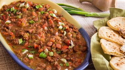  طريقة عمل الفول بالسجق الإسكندراني على مائدة سحور رمضان 2025 