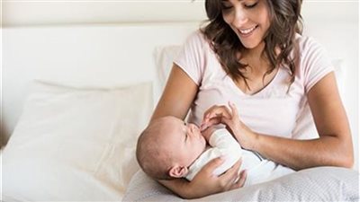 ما هي فوائد الرضاعة الطبيعية للأم والأسرة؟.. وزارة الصحة توضح 