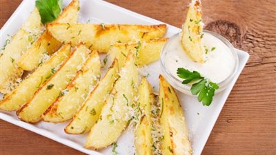 طريقة عمل البطاطس المحمرة بجبنة البارميزان علي مائدة سحور رمضان 2025