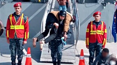 القوات البحرية تنقذ 42 مهاجرًا غير شرعي بعد غرق مركبهم في البحر المتوسط