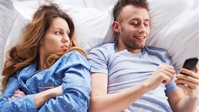 أنا عروس جديدة وزوجي يخونني من الأسبوع الأول.. ماذا أفعل؟