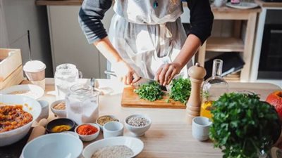 هل تُثابُ المرأة على الأعباء المنزلية في رمضان ؟.. «الإفتاء تُجيب»