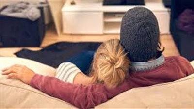 ابني يعيش المساكنة مع فتاة أجنبية.. ماذا أفعل؟