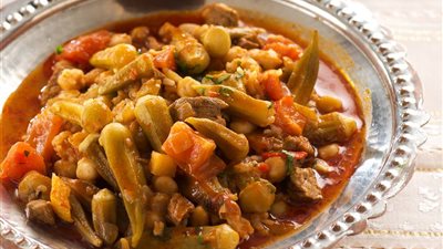 تفسير حلم أكل البامية في المنام للعزباء والمتزوجة والحامل 