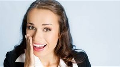 زوجتي جعلت أسرارنا حديث الناس.. ماذا أفعل؟