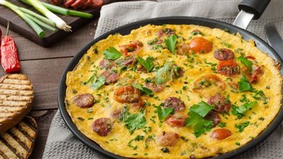  طريقة عمل البيض المقلي بالسجق على مائدة سحور رمضان 2025