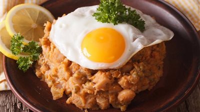 طريقة عمل الفول المدمس بالبيض المسلوق على مائدة السحور