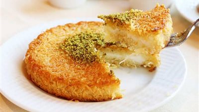 حلويات رمضان 2025 .. طريقة عمل الكنافة بالقشطة بخطوات سهلة