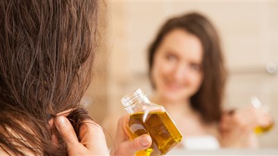 فوائد زيت الجوجوبا لنعومة وصحة الشعر في  شهر رمضان