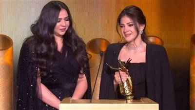 دنيا سمير غانم تتسبب في بكاء شقيقتها إيمي بعد فراق والديها 